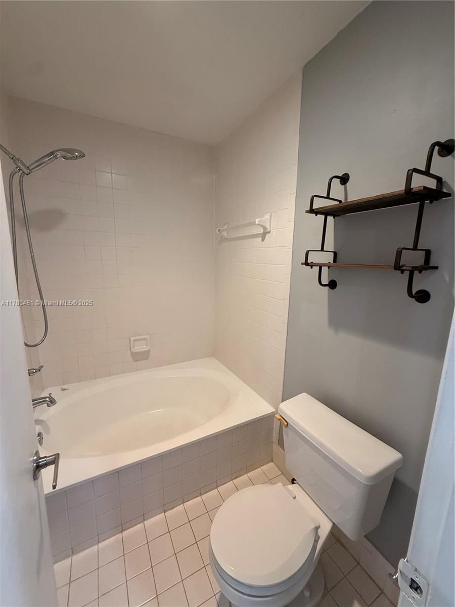 Real estate property located at 430 7th St #304E, Broward, Chateau De Ville Condo, Dania Beach, FL