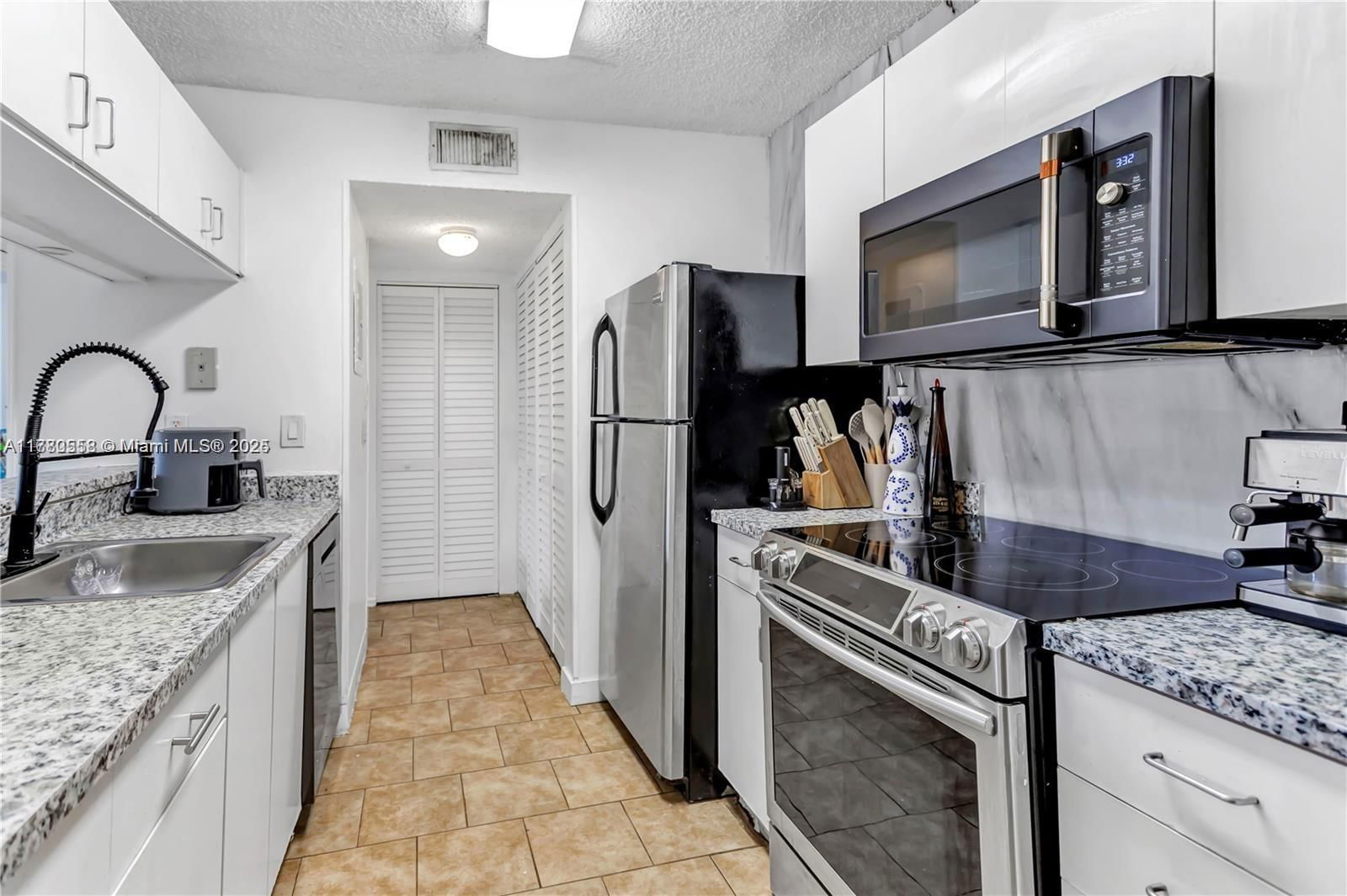 Real estate property located at 15770 106th Ter #203, Miami-dade, Royal Palm Place, Miami, FL