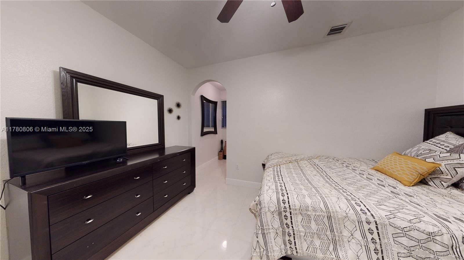 Real estate property located at 9486 222nd Ln, Miami-dade, Lakes By The Bay Amber, Cutler Bay, FL