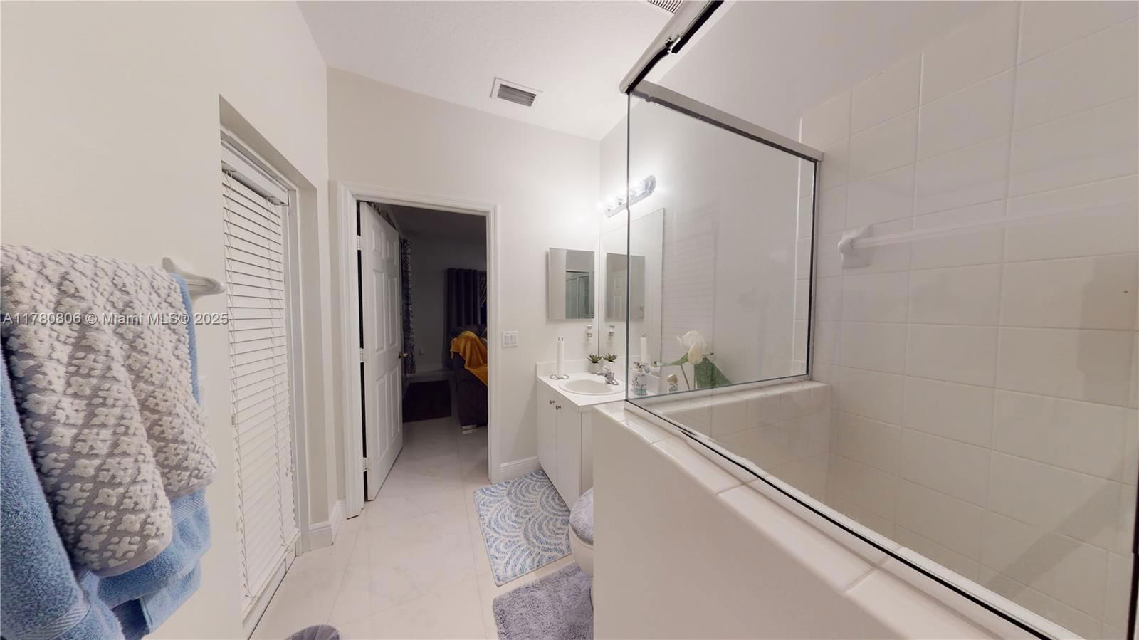 Real estate property located at 9486 222nd Ln, Miami-dade, Lakes By The Bay Amber, Cutler Bay, FL
