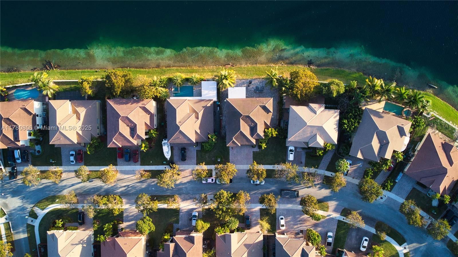 Real estate property located at 9486 222nd Ln, Miami-dade, Lakes By The Bay Amber, Cutler Bay, FL