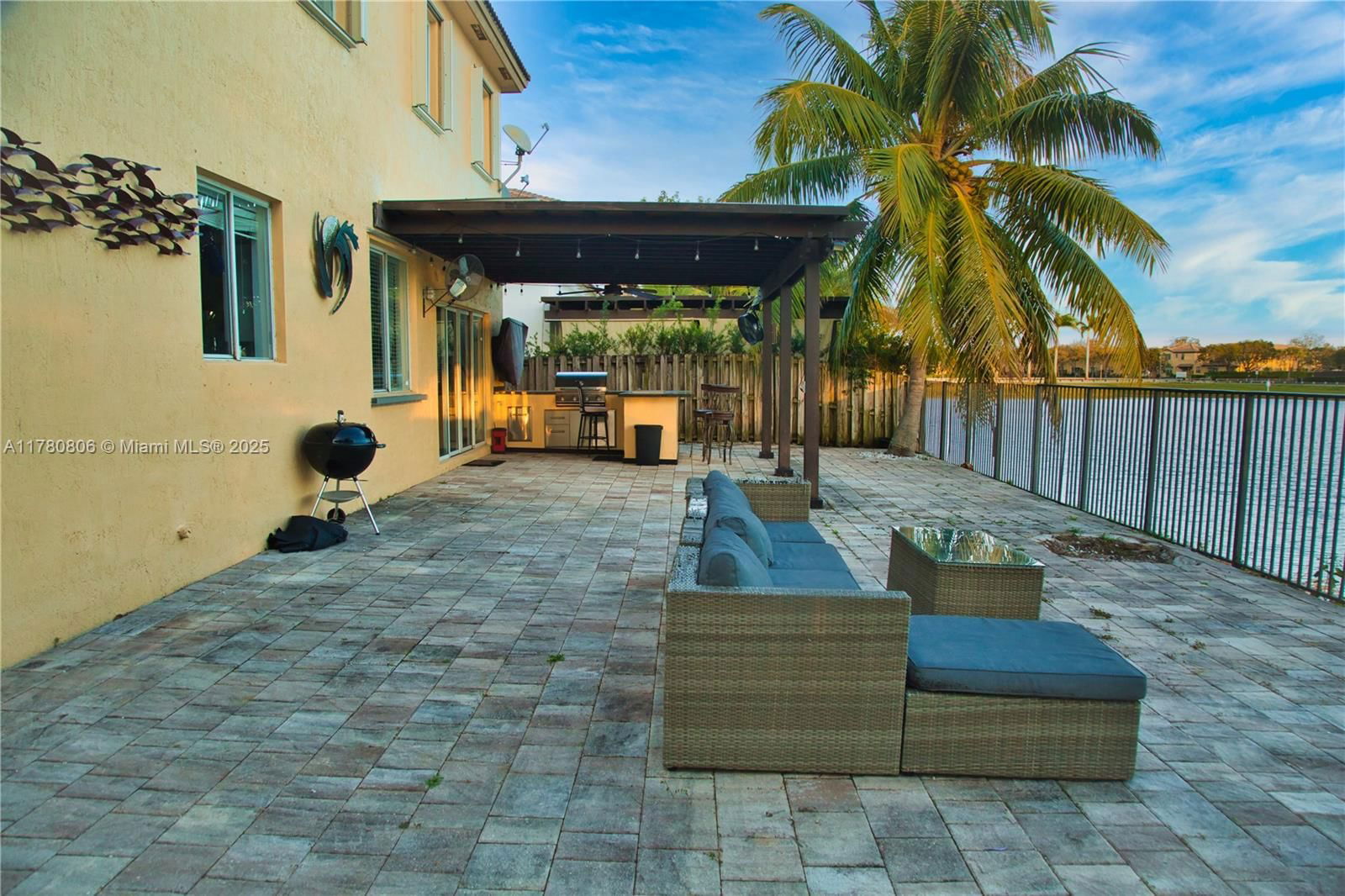 Real estate property located at 9486 222nd Ln, Miami-dade, Lakes By The Bay Amber, Cutler Bay, FL