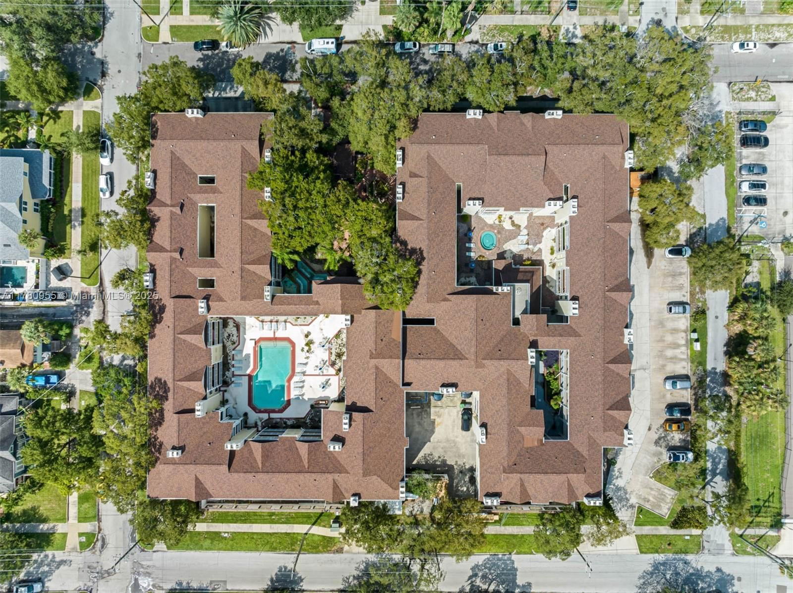 Real estate property located at 1000 Horatio Street #114, Other, Hyde Parkplace Ii, Other City - In The State Of Florida, FL