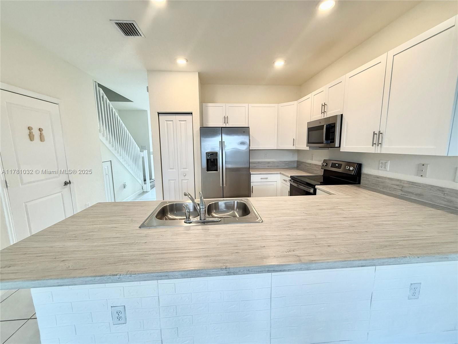 Real estate property located at 11119 34th Way, Miami-dade, Aquabella North, Hialeah, FL
