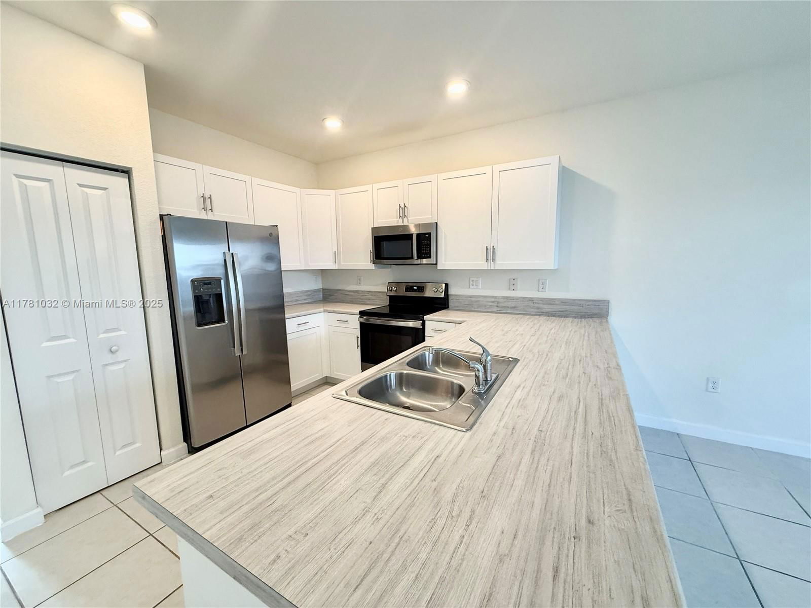 Real estate property located at 11119 34th Way, Miami-dade, Aquabella North, Hialeah, FL