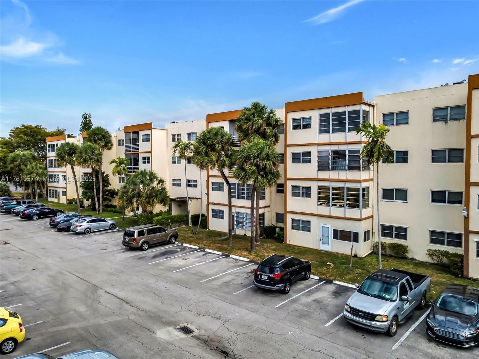 Real estate property located at 4040 19th St #411, Broward, Majestic Gardens Condomin, Lauderhill, FL