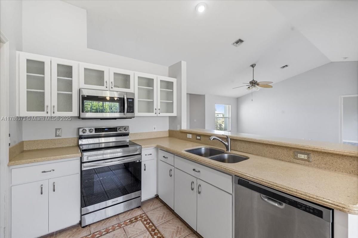 Real estate property located at 205 19 Ter, Lee, Cape Coral, Cape Coral, FL