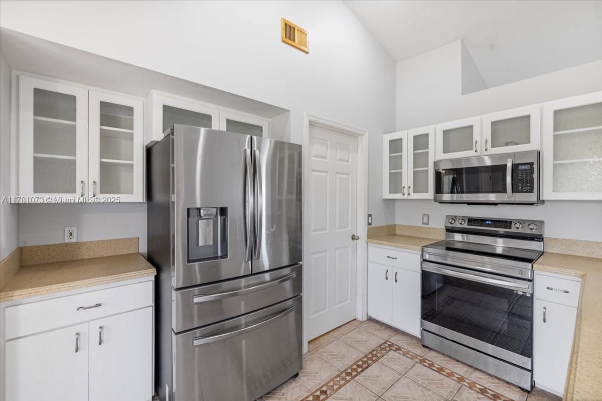 Real estate property located at 205 19 Ter, Lee, Cape Coral, Cape Coral, FL