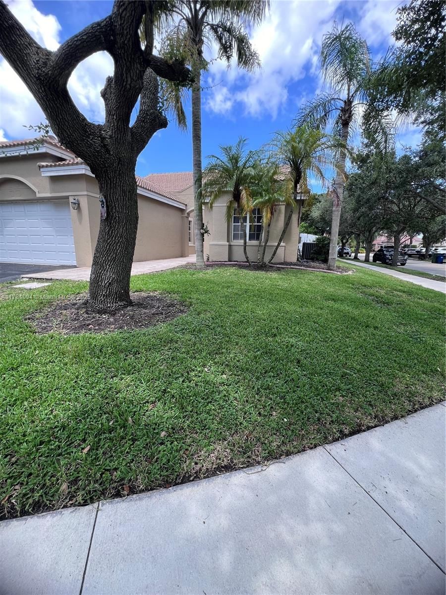 Real estate property located at 1371 Bayview Cir, Broward, Sector 6, Weston, FL