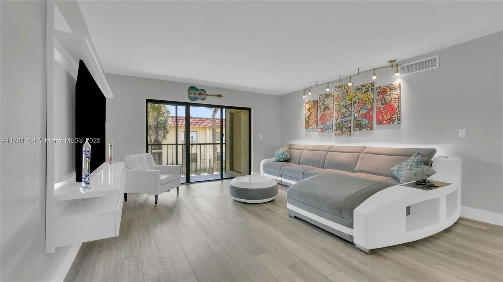 Real estate property located at 327 Lakeview Dr #203, Broward, Racquet Club Apartments A, Weston, FL