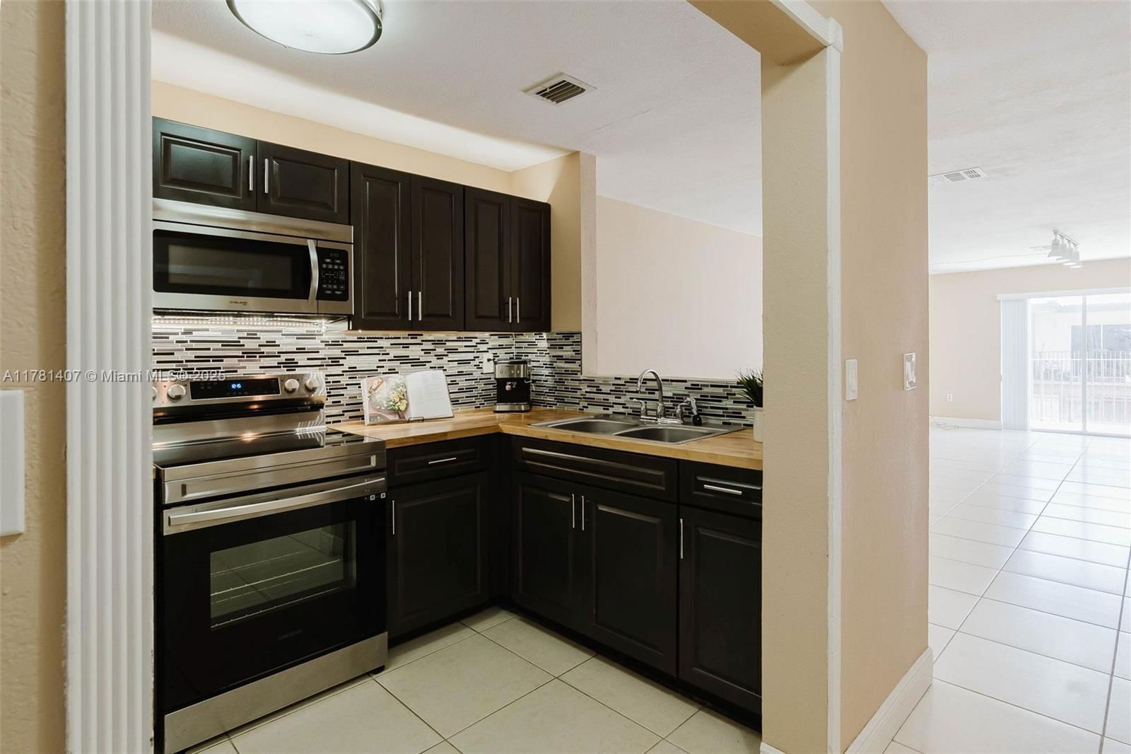 Real estate property located at 8851 119th St #2220-2, Miami-dade, Grand Vista Condo, Hialeah Gardens, FL