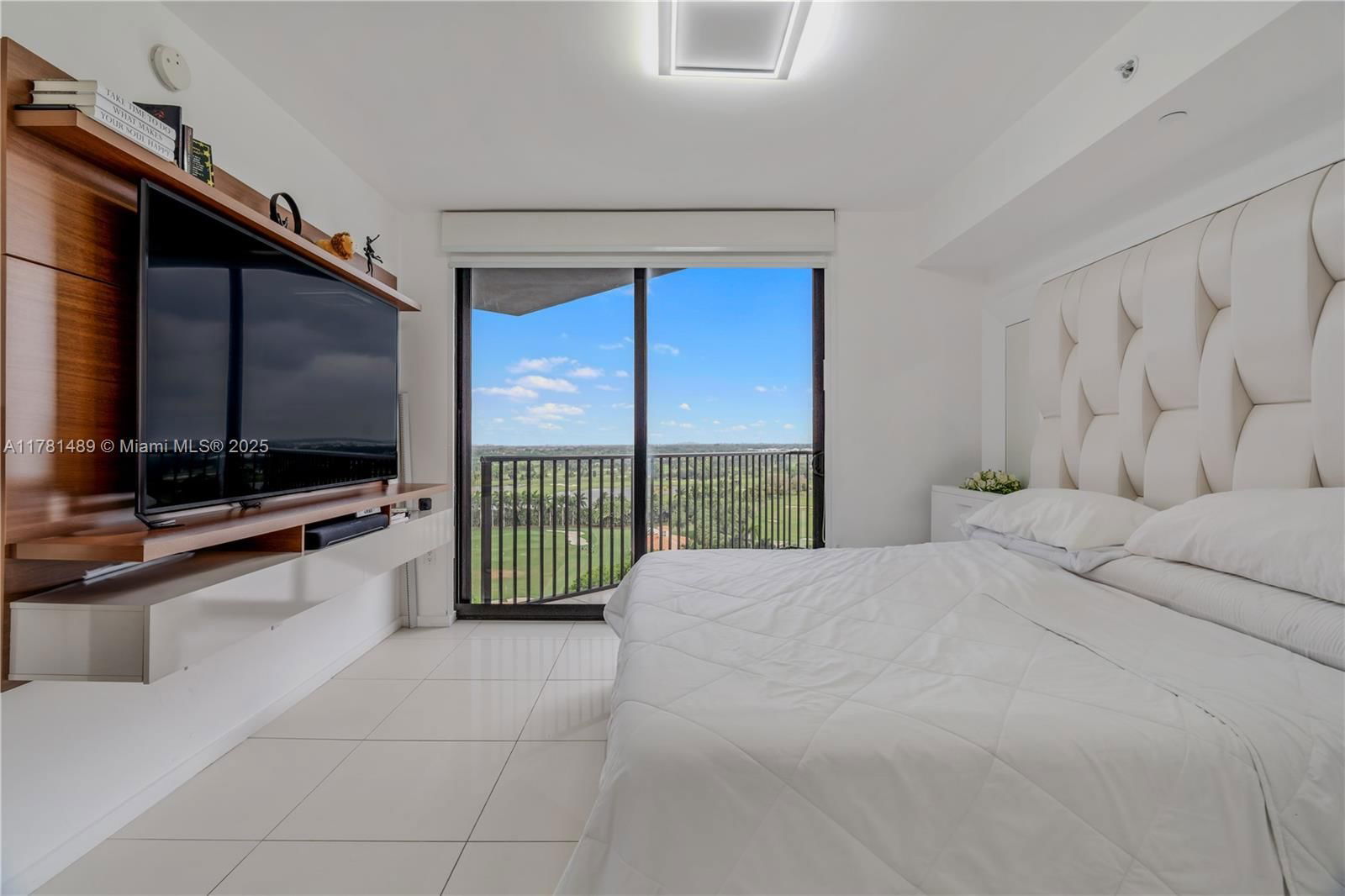 Real estate property located at 5252 85th Ave #1402, Miami-dade, 5252 Paseo Condo, Doral, FL