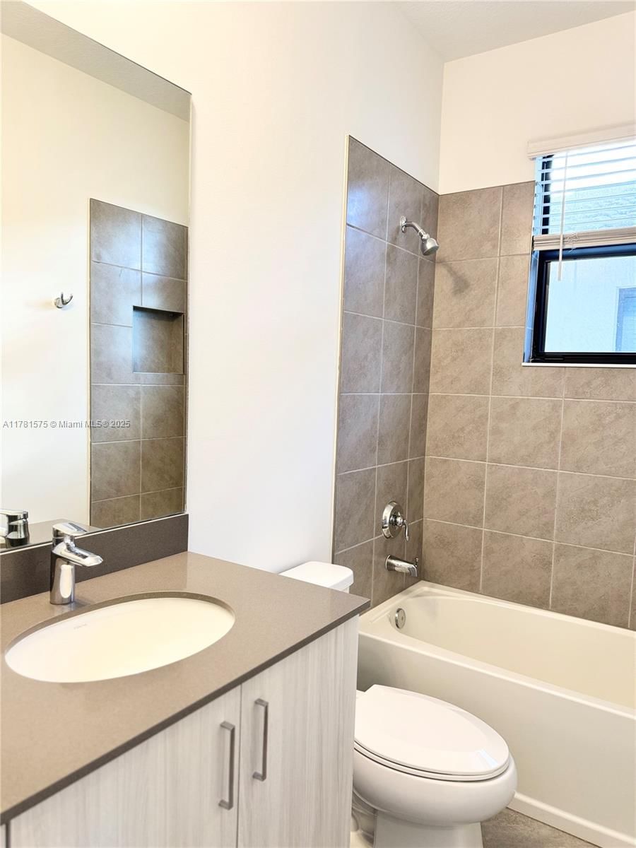 Real estate property located at 5661 CERVA LN, Collier, Silverwood At Ave Maria, Ave Maria, FL