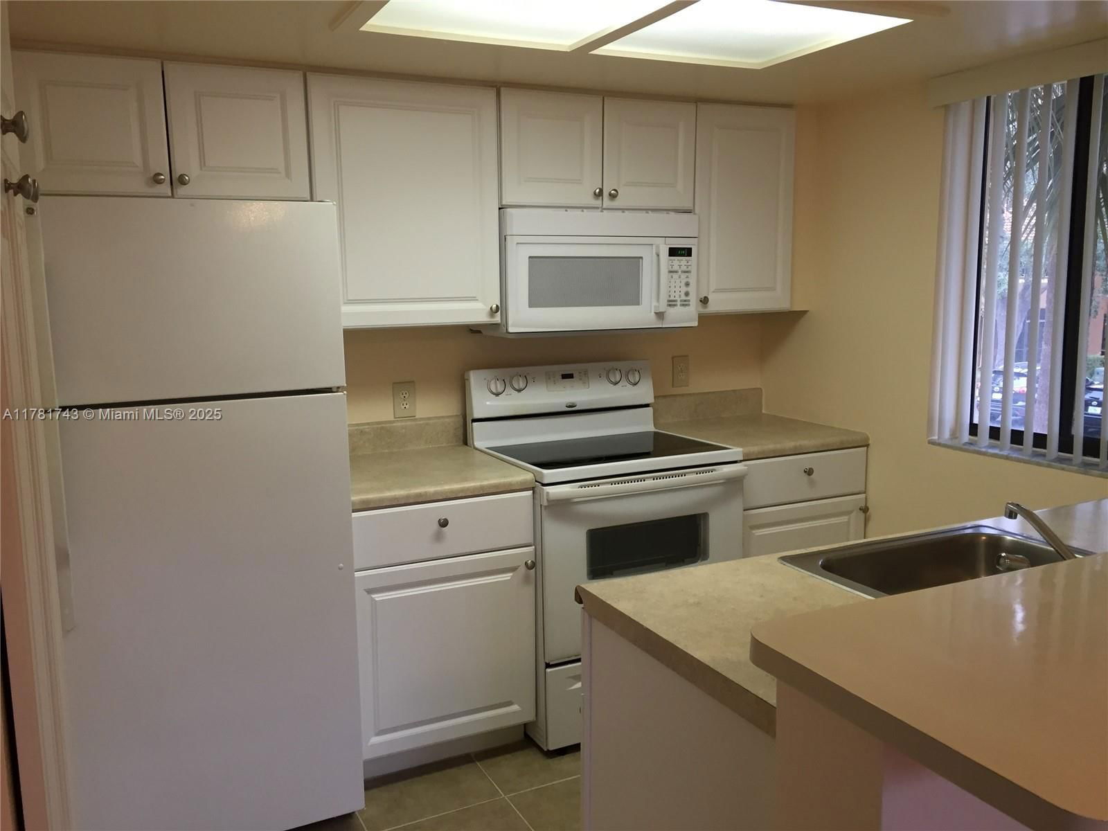 Real estate property located at 3204 Coral Lake Dr #3204, Broward, Crescent Cove Condo, Coral Springs, FL