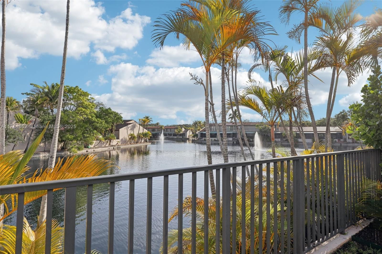 Real estate property located at 8385 Rednock Ln, Miami-dade, Miami Lakes - Lake Sandra, Miami Lakes, FL