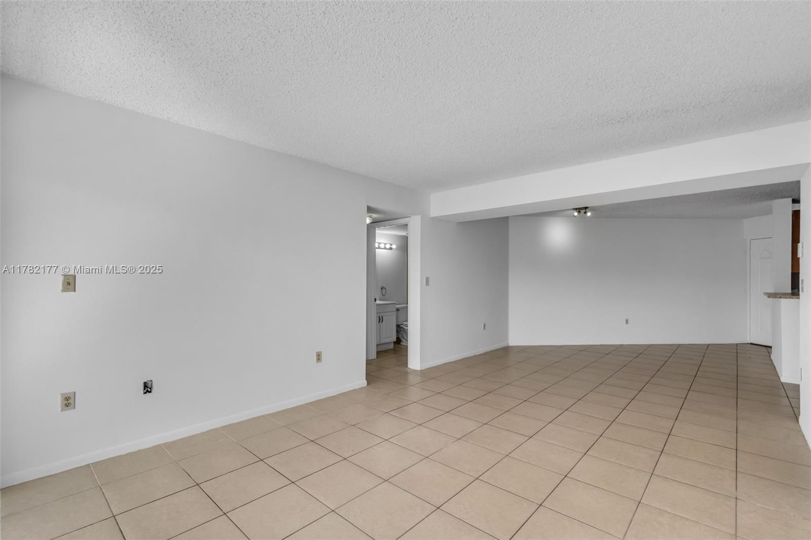 Real estate property located at 6272 186th St #211, Miami-dade, Mediterranean Villas Cond, Hialeah, FL