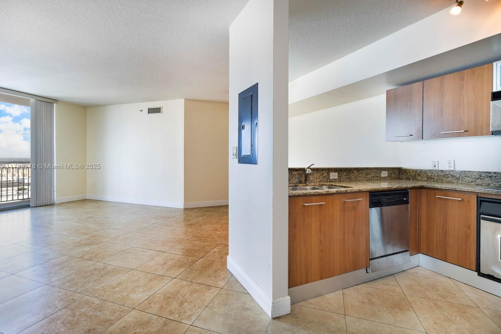 Real estate property located at 9055 73 CT #1807, Miami-dade, Metropolis I At Dadeland, Miami, FL