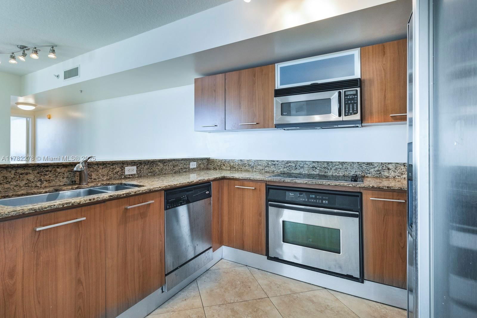 Real estate property located at 9055 73 CT #1807, Miami-dade, Metropolis I At Dadeland, Miami, FL