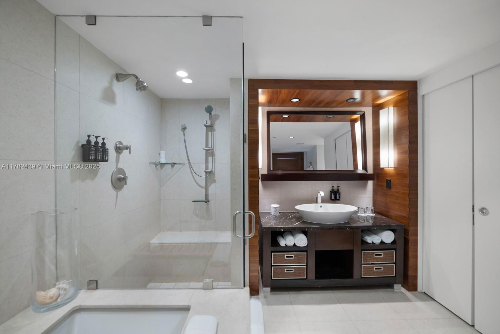 Real estate property located at 6801 Collins Ave #515, Miami-dade, Central Carillon Beach Co, Miami Beach, FL