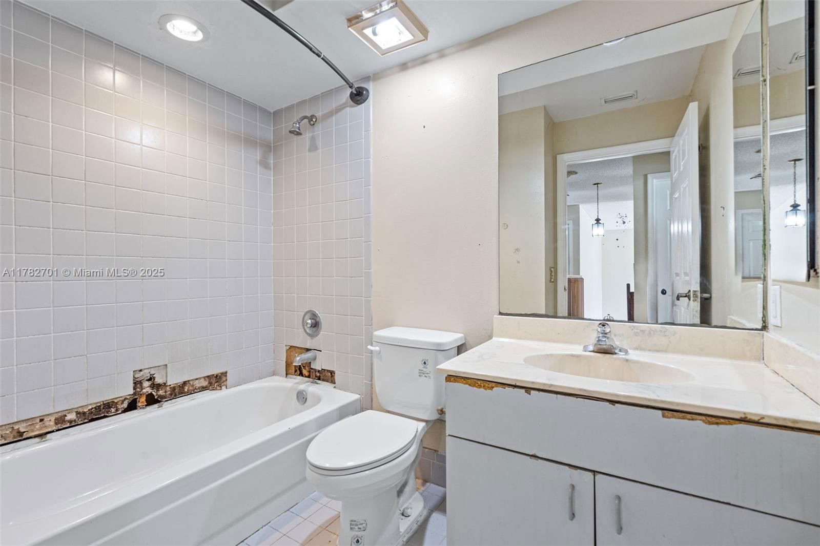Real estate property located at 9454 8th Cir, Broward, Jacaranda Parcel 218, Plantation, FL