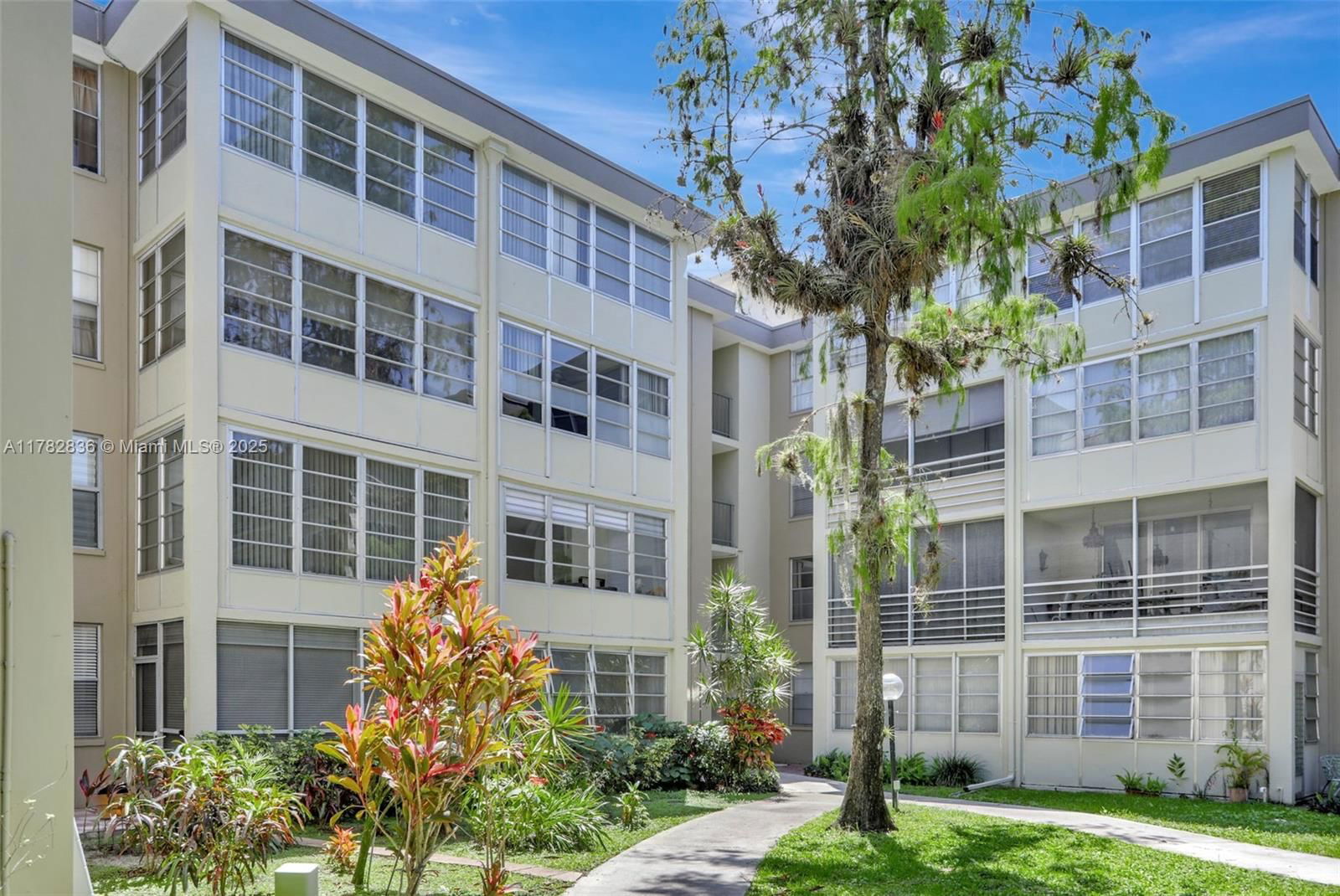Real estate property located at 2900 48th Ter #409, Broward, Cypress Chase Condo No 1, Lauderdale Lakes, FL