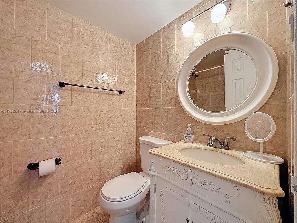 Real estate property located at 1913 Ocean Dr #110, Broward, Chelsea Bayview Condo, Hallandale Beach, FL