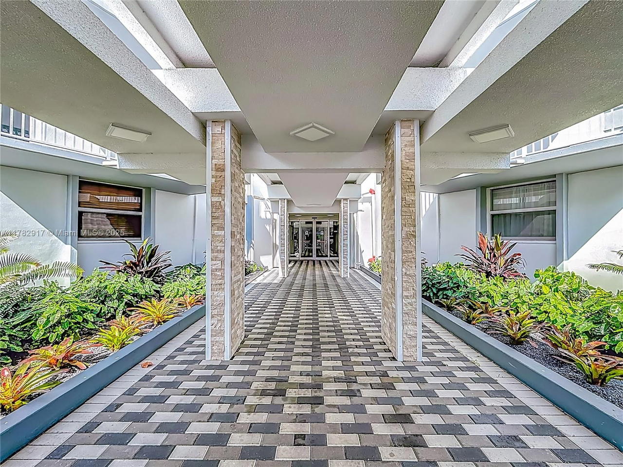 Real estate property located at 1913 Ocean Dr #110, Broward, Chelsea Bayview Condo, Hallandale Beach, FL