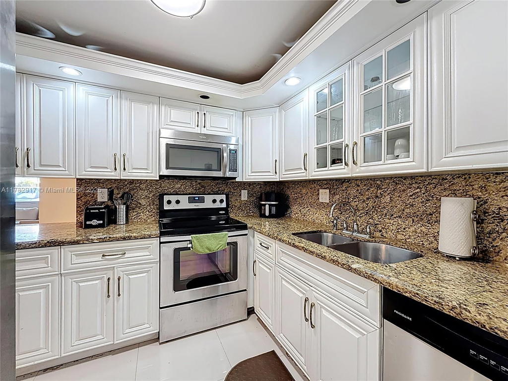 Real estate property located at 1913 Ocean Dr #110, Broward, Chelsea Bayview Condo, Hallandale Beach, FL