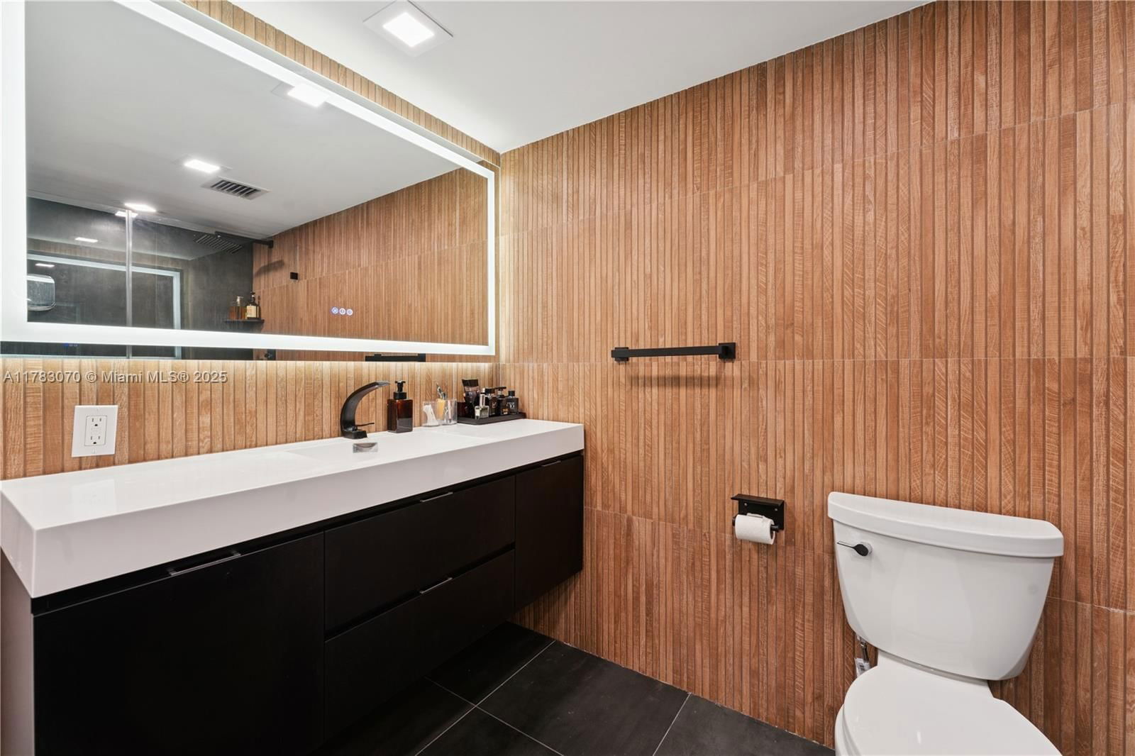 Real estate property located at 4400 Hillcrest Dr #303B, Broward, Hillcrest No 21 Condo, Hollywood, FL