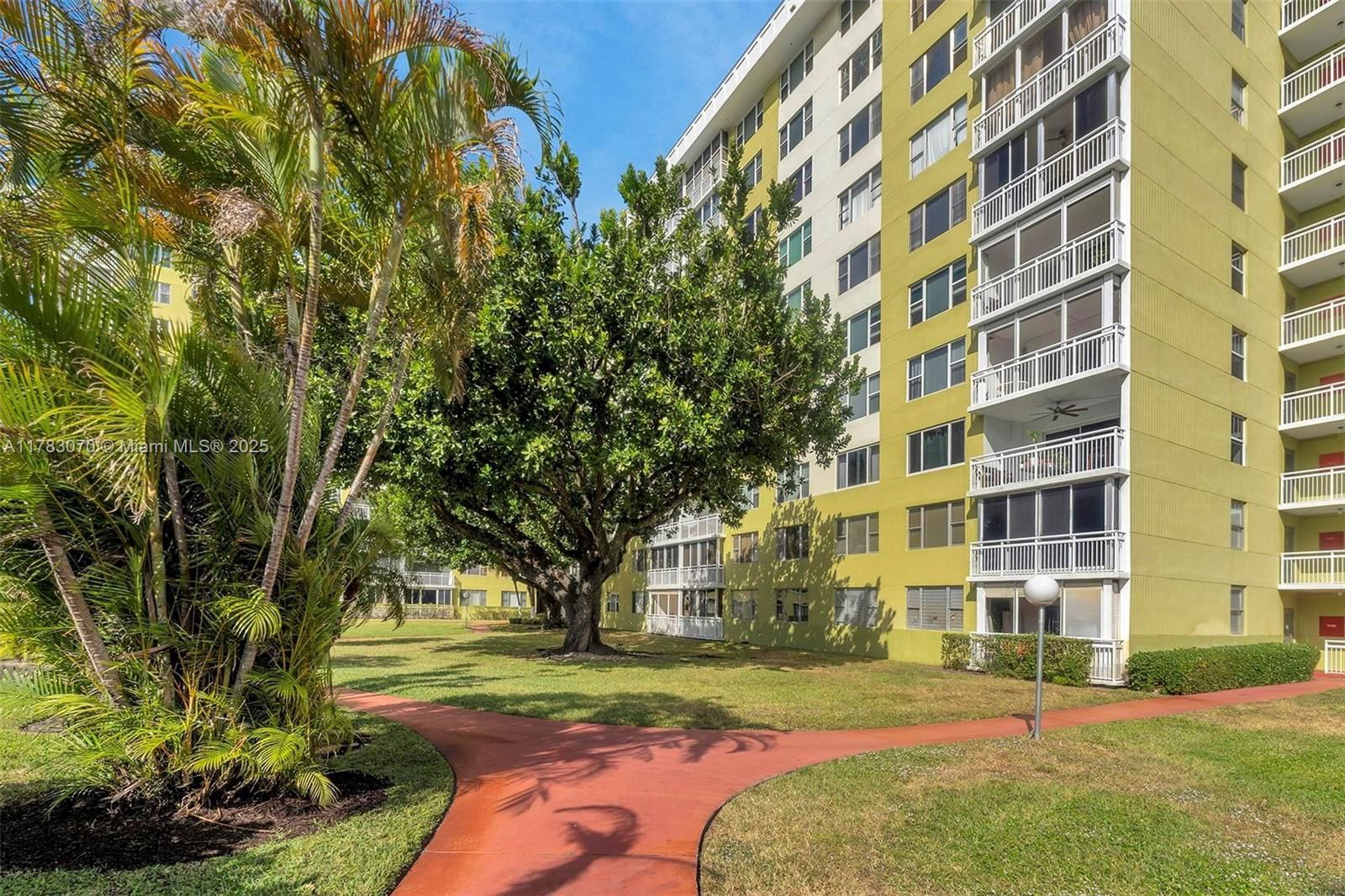 Real estate property located at 4400 Hillcrest Dr #303B, Broward, Hillcrest No 21 Condo, Hollywood, FL