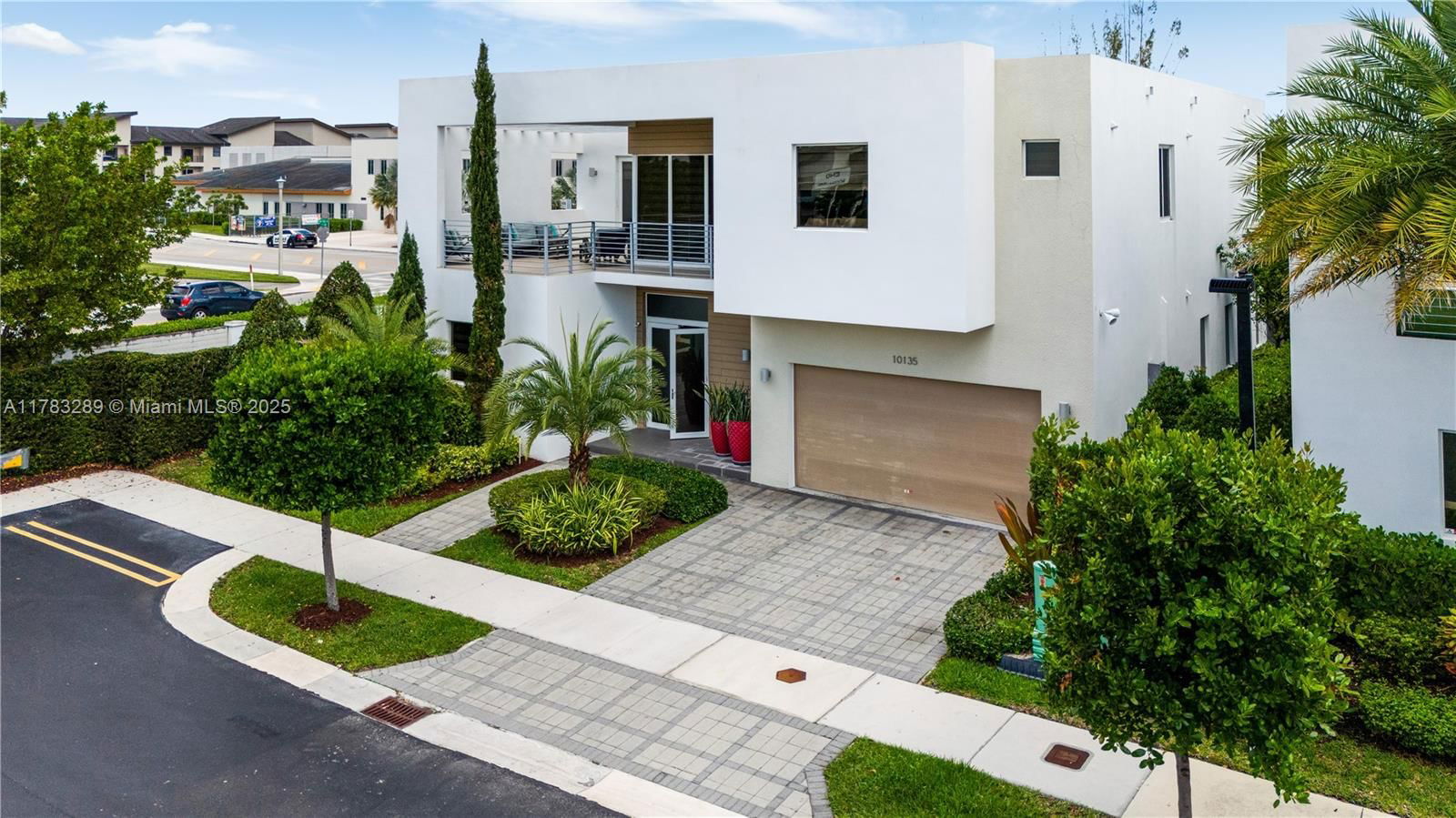 Real estate property located at 10135 77th St, Miami-dade, Doral Commons Residential, Doral, FL