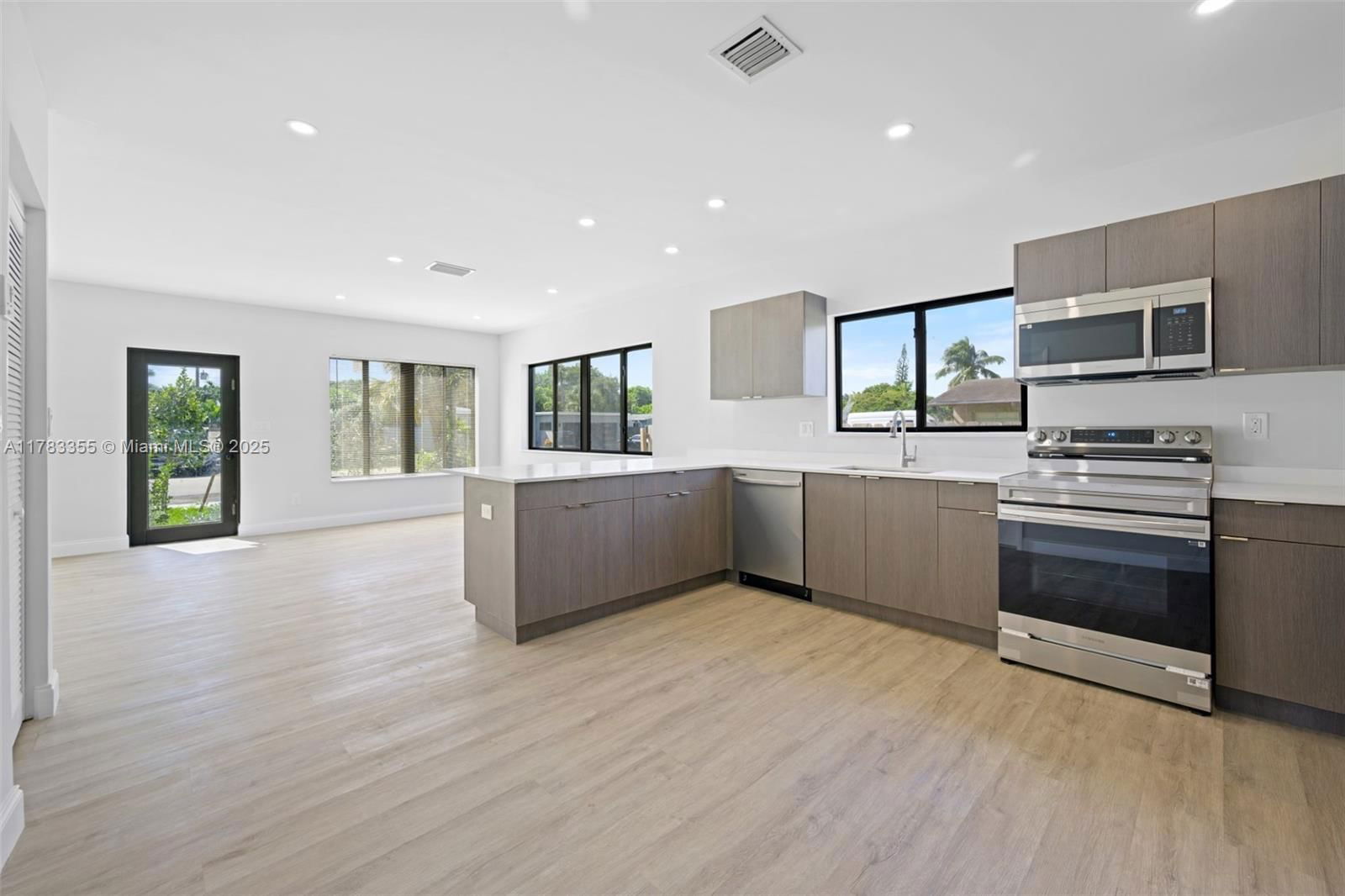 Real estate property located at 349 40th St #201, Broward, Prospect Gardens, Oakland Park, FL