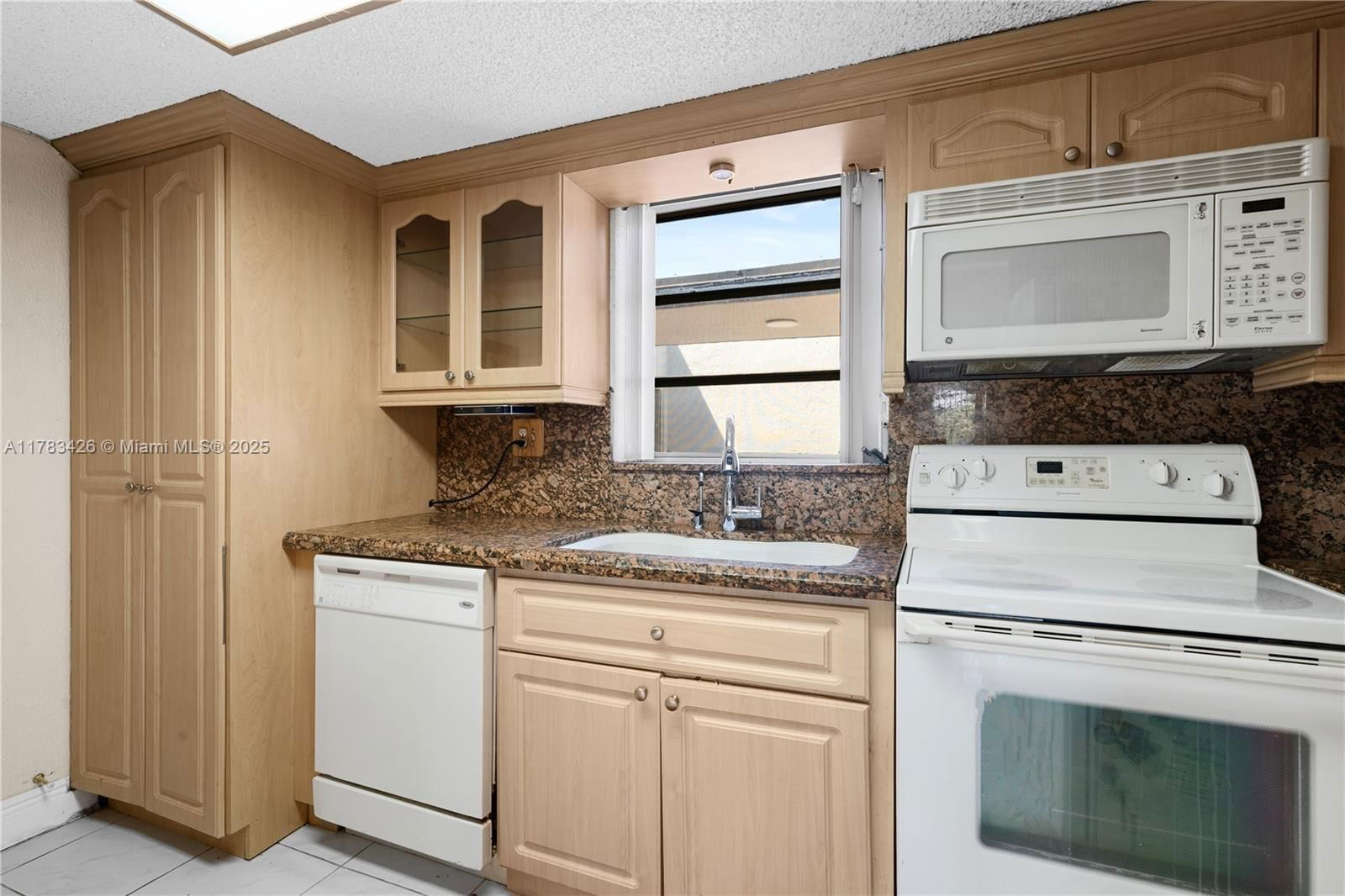 Real estate property located at 30 39th St #321, Miami-dade, El Jardin De Hialeah Cond, Hialeah, FL