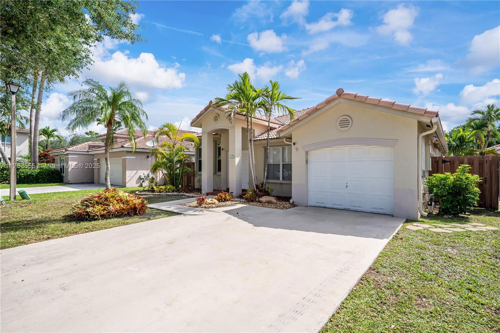 Real estate property located at 284 Royal Cove Way, Broward, Royal Palm-poinciana Parc, Davie, FL