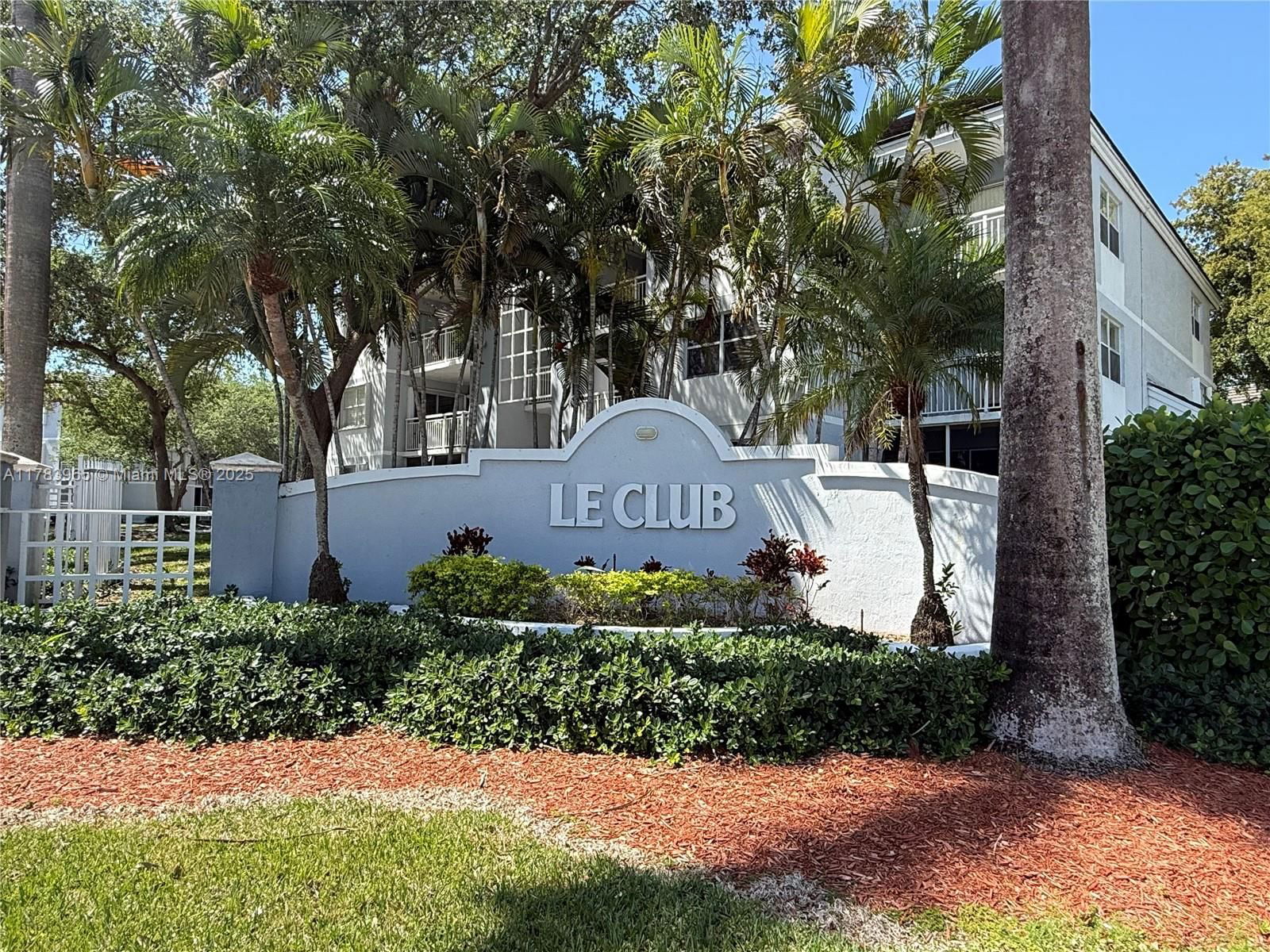 Real estate property located at 8650 212th St #201, Miami-dade, Le Club At Old Cutler Con, Cutler Bay, FL
