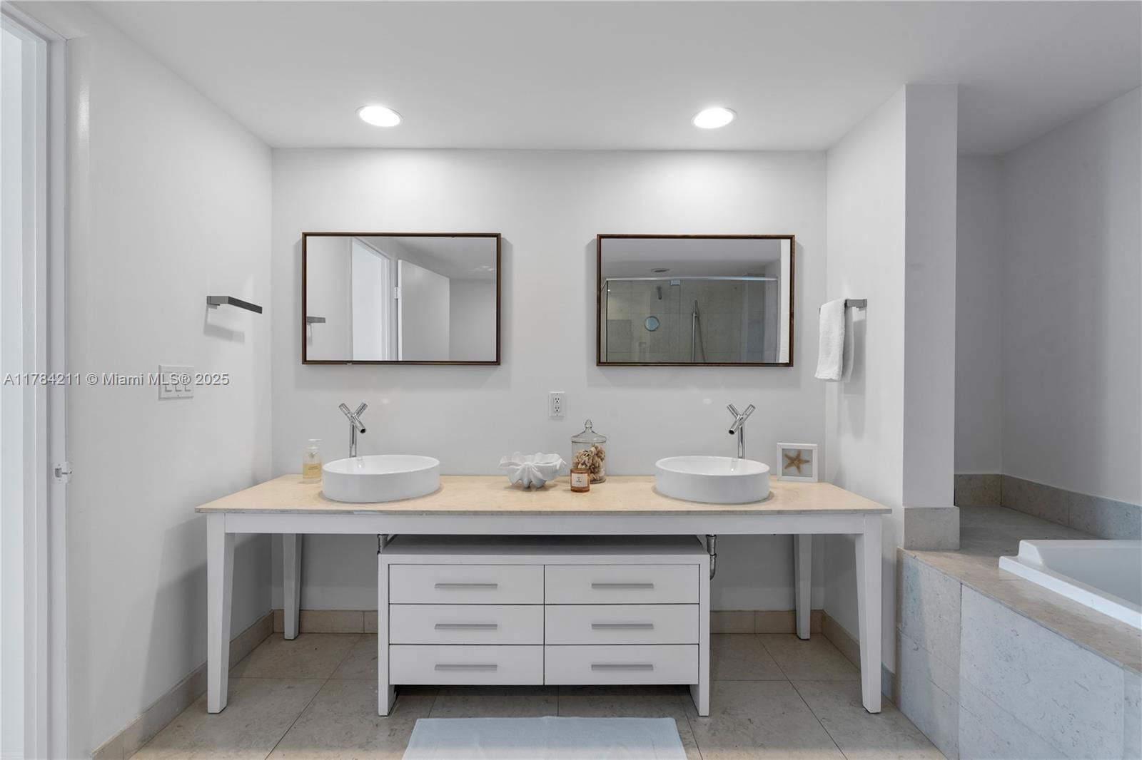 Real estate property located at 475 Brickell Ave #3907, Miami-dade, Icon Brickell, Miami, FL