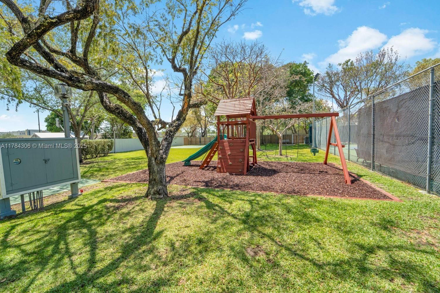 Real estate property located at 5059 71st Pl, Miami-dade, Lakeridge, Miami, FL
