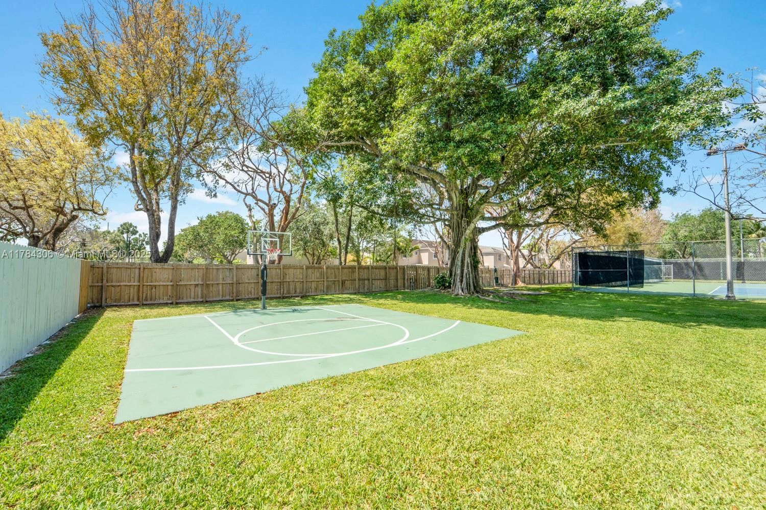 Real estate property located at 5059 71st Pl, Miami-dade, Lakeridge, Miami, FL