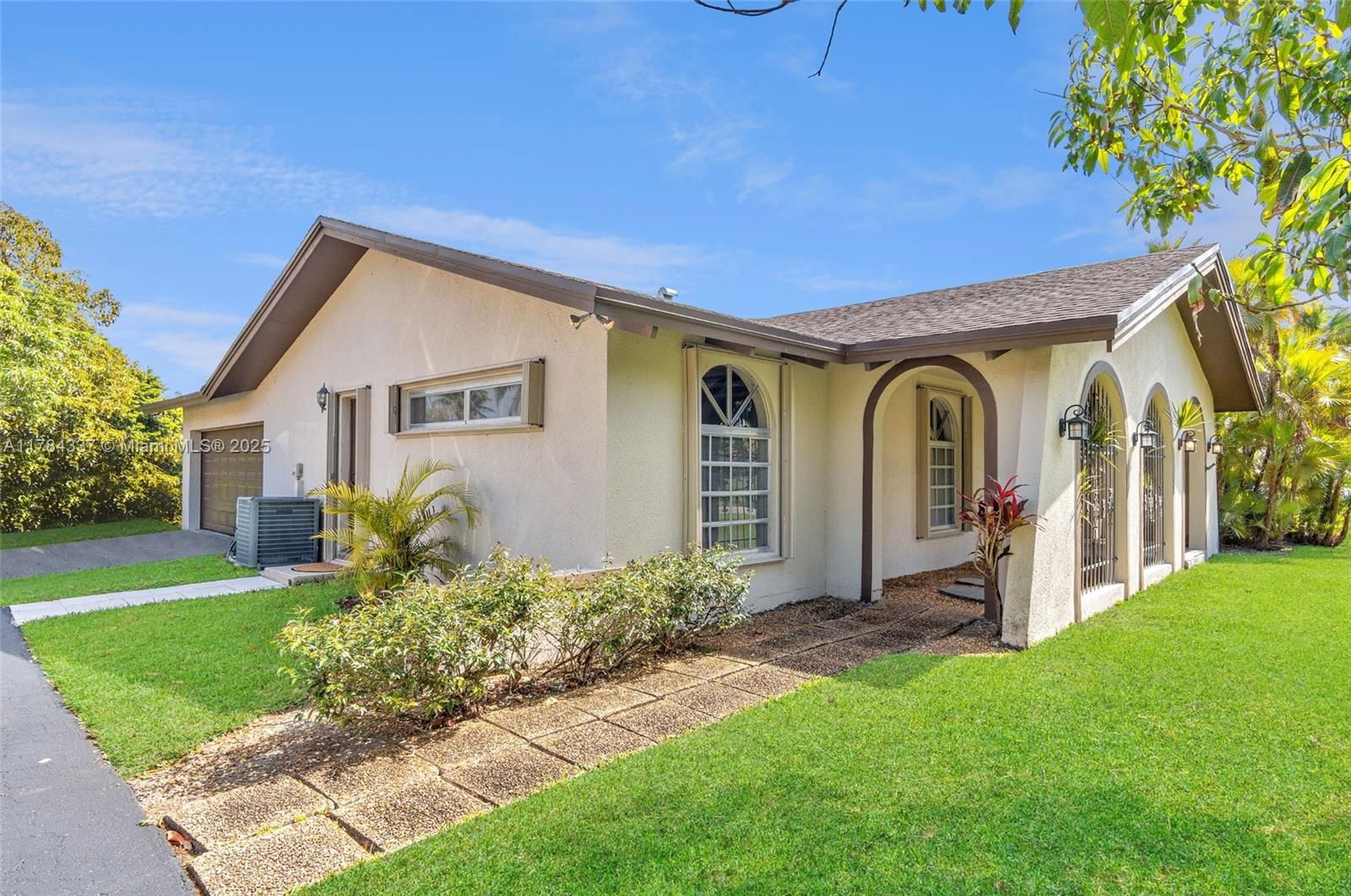 Real estate property located at 8941 176th St, Miami-dade, Pinewood Estates Second A, Palmetto Bay, FL