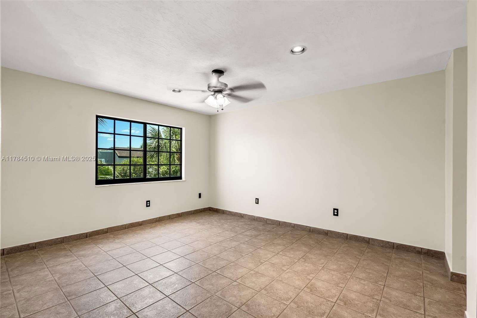 Real estate property located at 10450 154th Ct Unit 4, Miami-dade, Palm Point Sec 2, Miami, FL