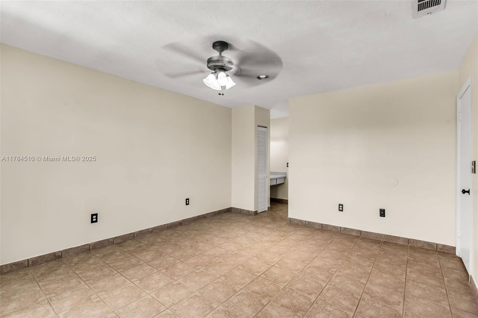 Real estate property located at 10450 154th Ct Unit 4, Miami-dade, Palm Point Sec 2, Miami, FL
