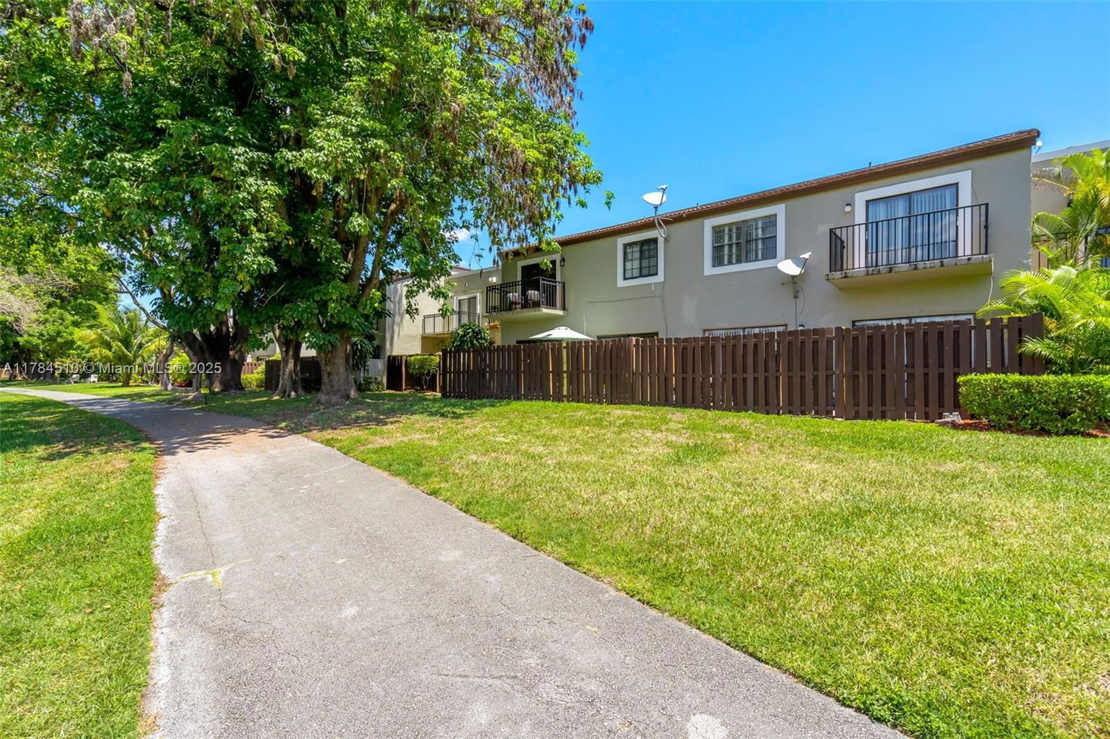 Real estate property located at 10450 154th Ct Unit 4, Miami-dade, Palm Point Sec 2, Miami, FL