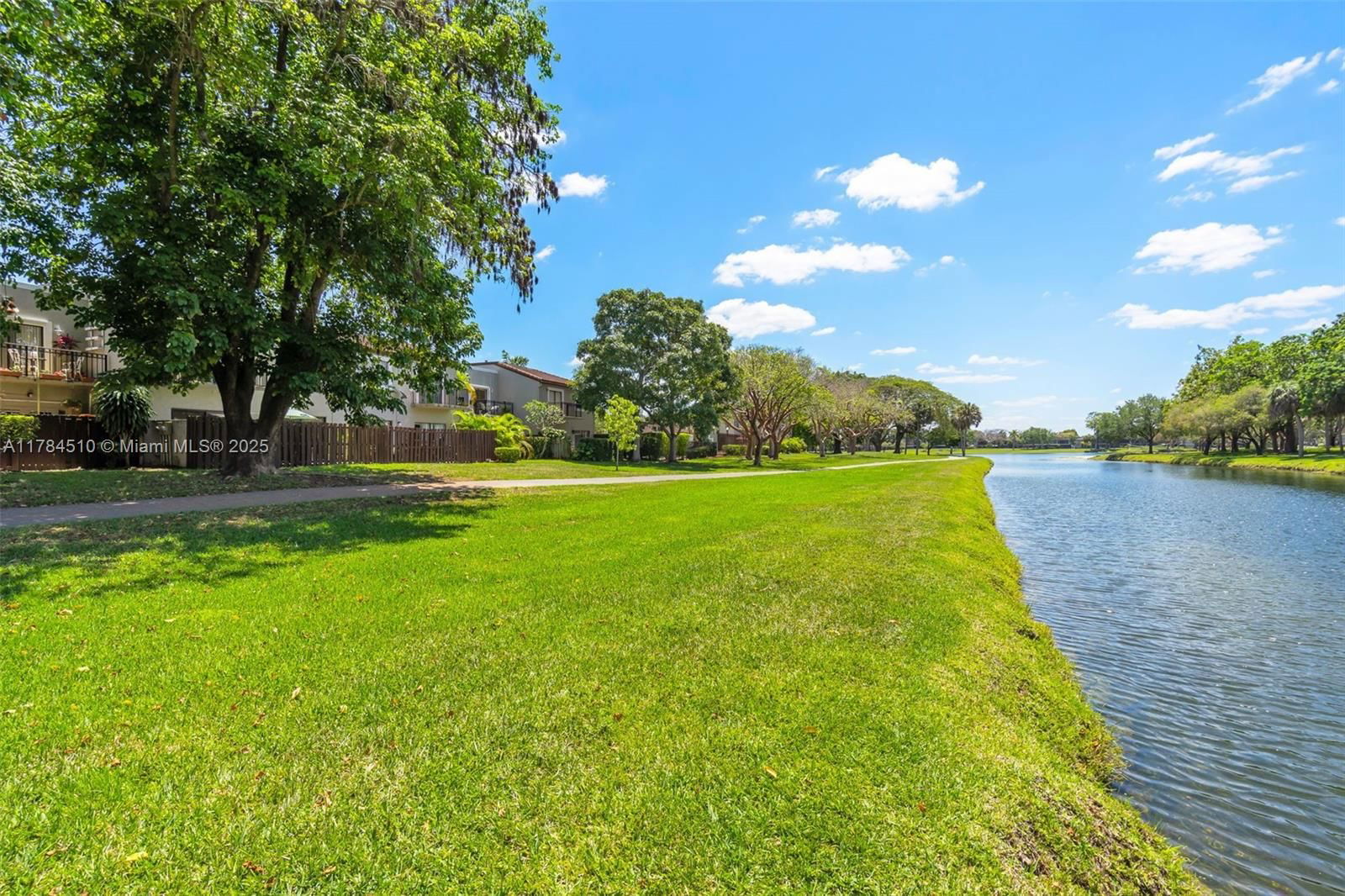 Real estate property located at 10450 154th Ct Unit 4, Miami-dade, Palm Point Sec 2, Miami, FL
