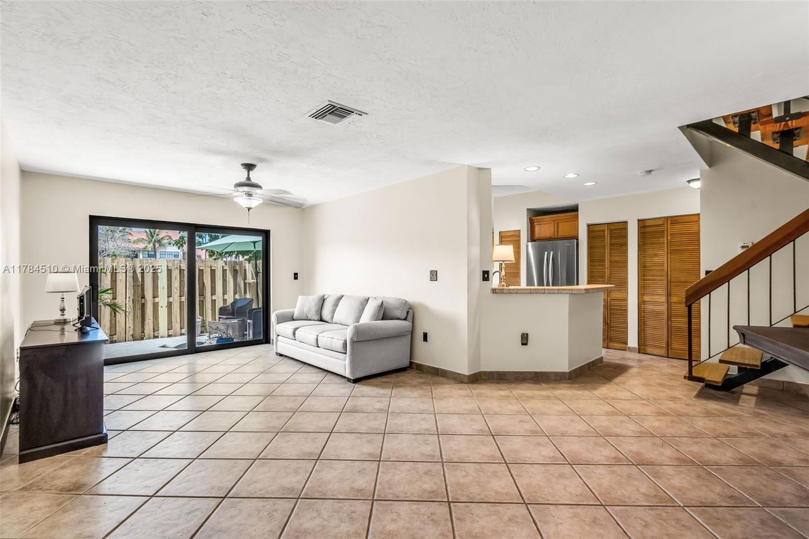Real estate property located at 10450 154th Ct Unit 4, Miami-dade, Palm Point Sec 2, Miami, FL