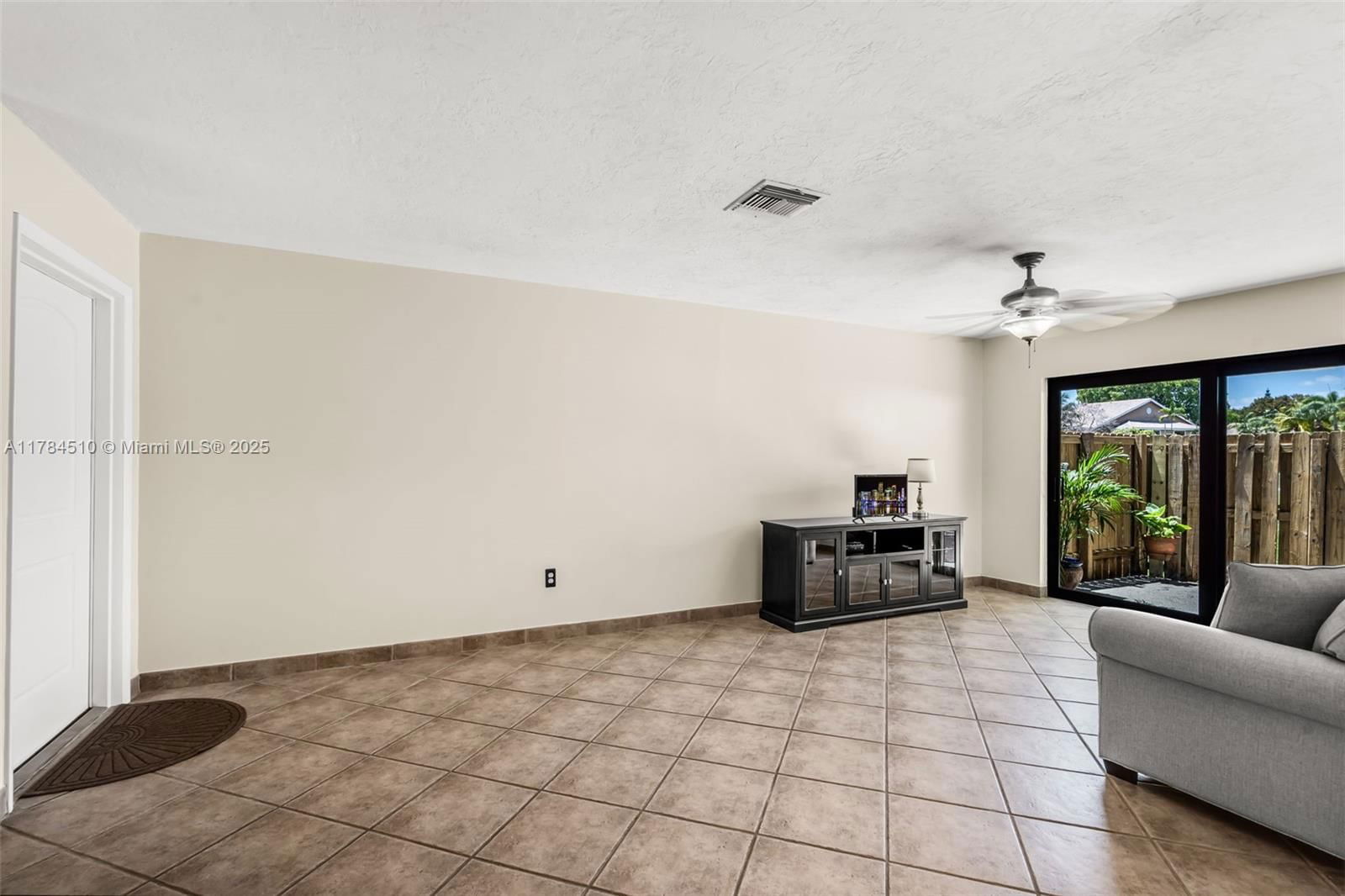 Real estate property located at 10450 154th Ct Unit 4, Miami-dade, Palm Point Sec 2, Miami, FL