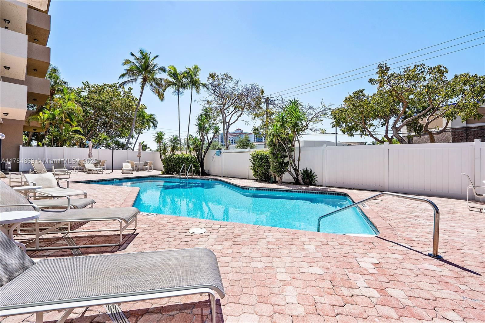 Real estate property located at 1625 10th Ave #1002, Broward, Runaway Bay Condo, Fort Lauderdale, FL