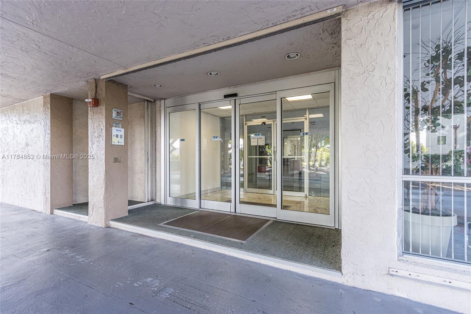 Real estate property located at 1625 10th Ave #1002, Broward, Runaway Bay Condo, Fort Lauderdale, FL