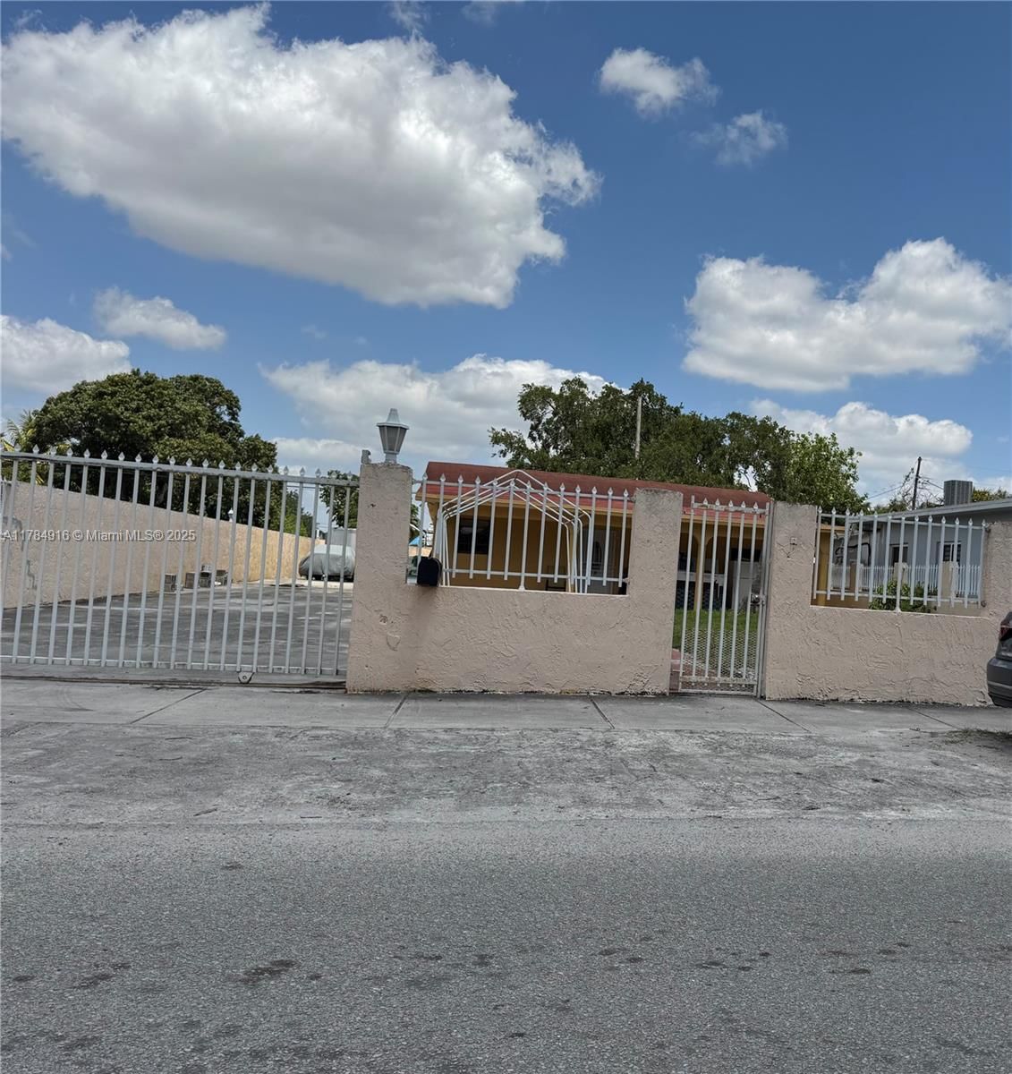 Real estate property located at 3041 95th Ter, Miami-dade, The Tropics Amd, Miami, FL