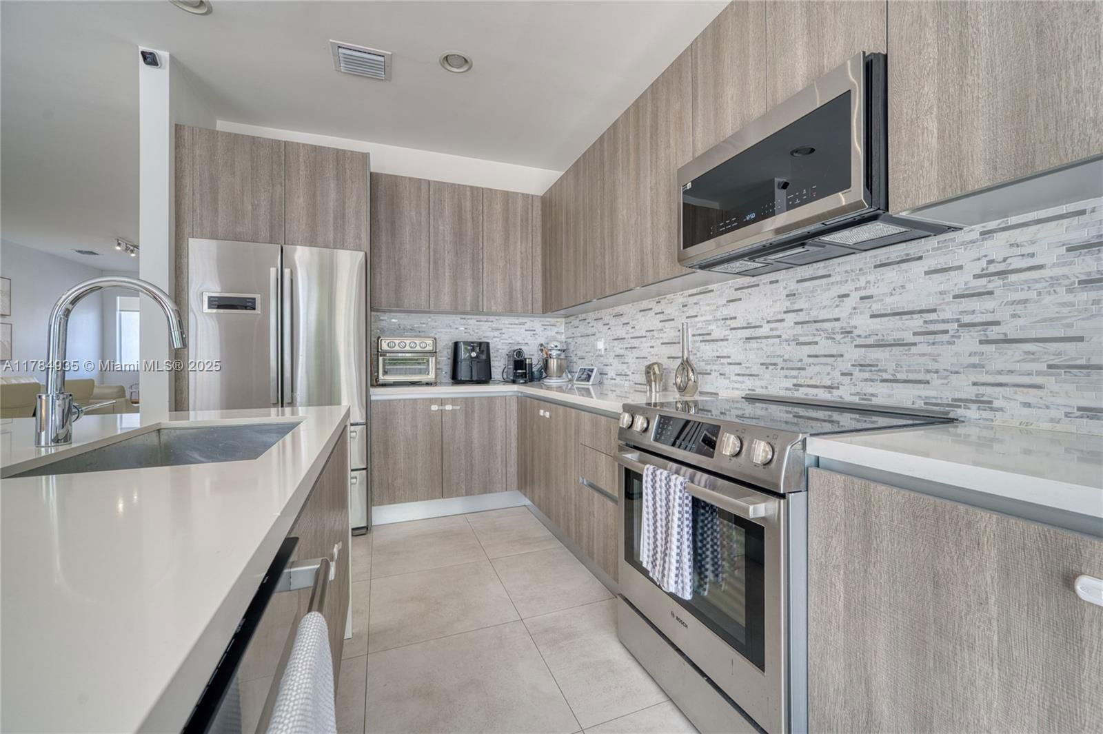 Real estate property located at 10240 72nd Ter, Miami-dade, Doral Palms North, Doral, FL