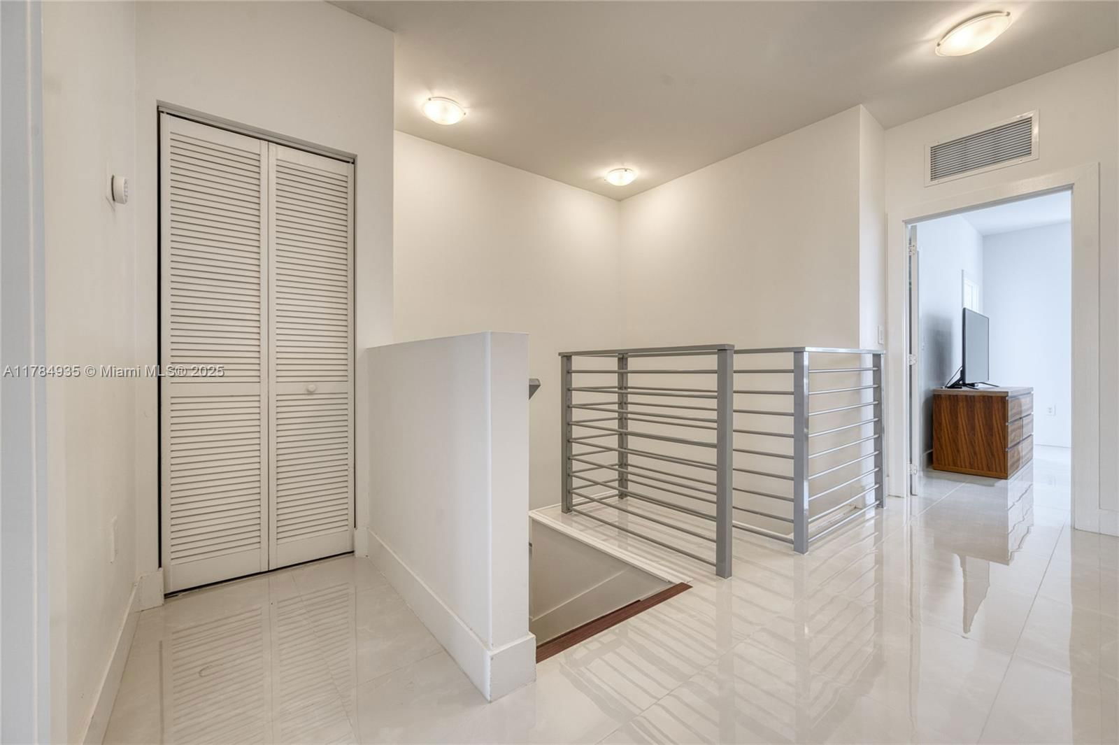 Real estate property located at 10240 72nd Ter, Miami-dade, Doral Palms North, Doral, FL